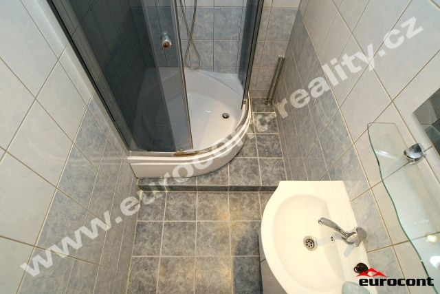 Koupelna se sprchovým koutem (2m)  (177x117cm)